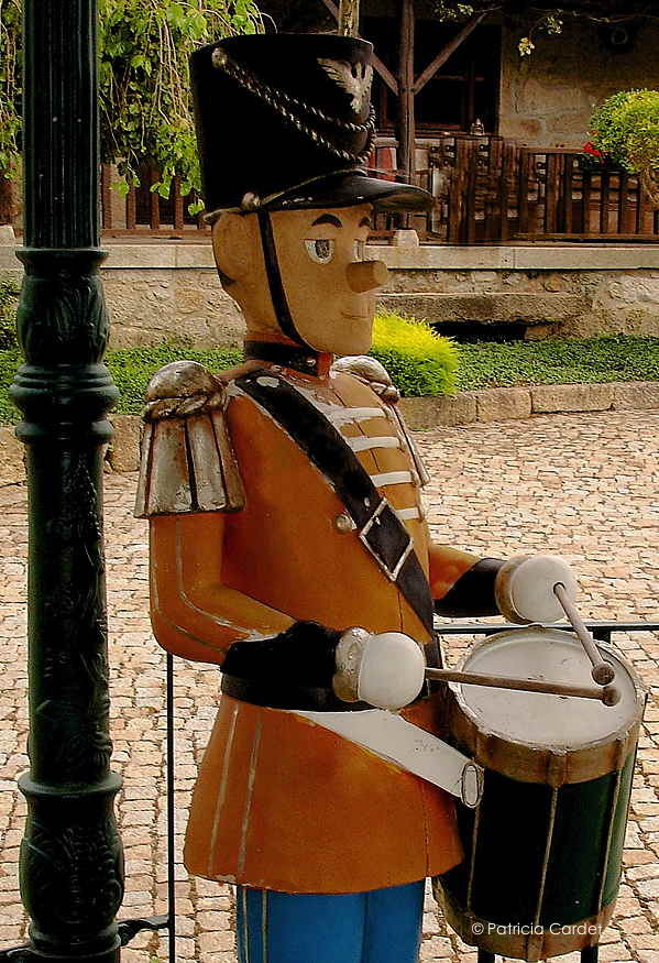 Drummer in the gardens of Quinta da Seara, Portugal - Copyright: Patricia Cardet Drummer in the gardens of Quinta da Seara, Portugal - Copyright: Patricia Cardet